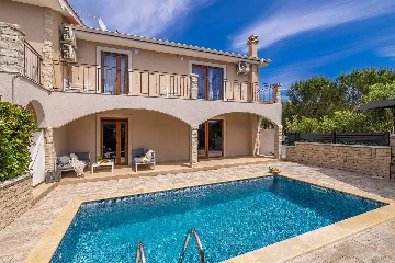 Four-Bedroom House in Linardići for 8 Guests