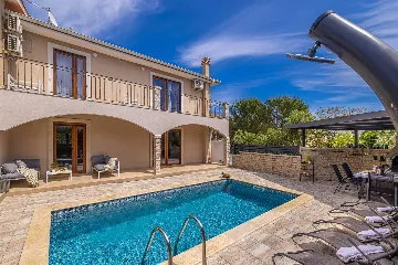 Four-Bedroom House in Linardići for 8 Guests