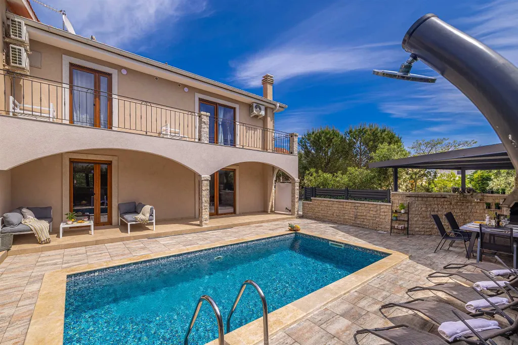 Four-Bedroom House in Linardići for 8 Guests