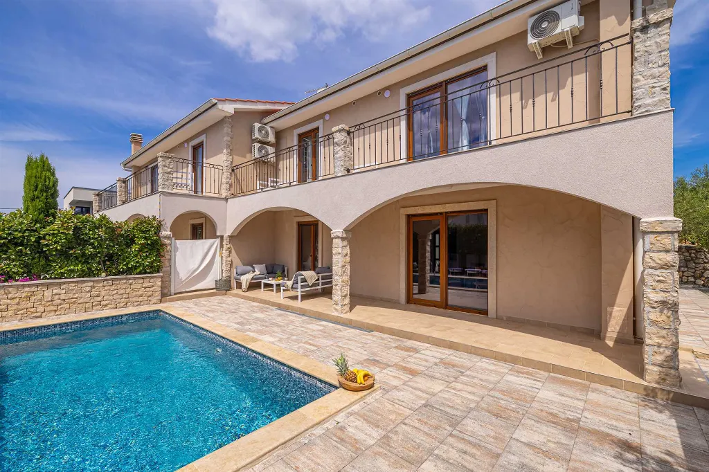 Four-Bedroom House in Linardići for 8 Guests