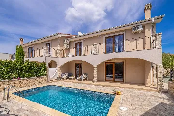 Four-Bedroom House in Linardići for 8 Guests