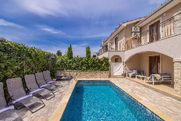 Four-Bedroom House in Linardići for 8 Guests