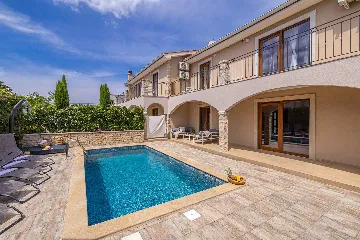 Four-Bedroom House in Linardići for 8 Guests
