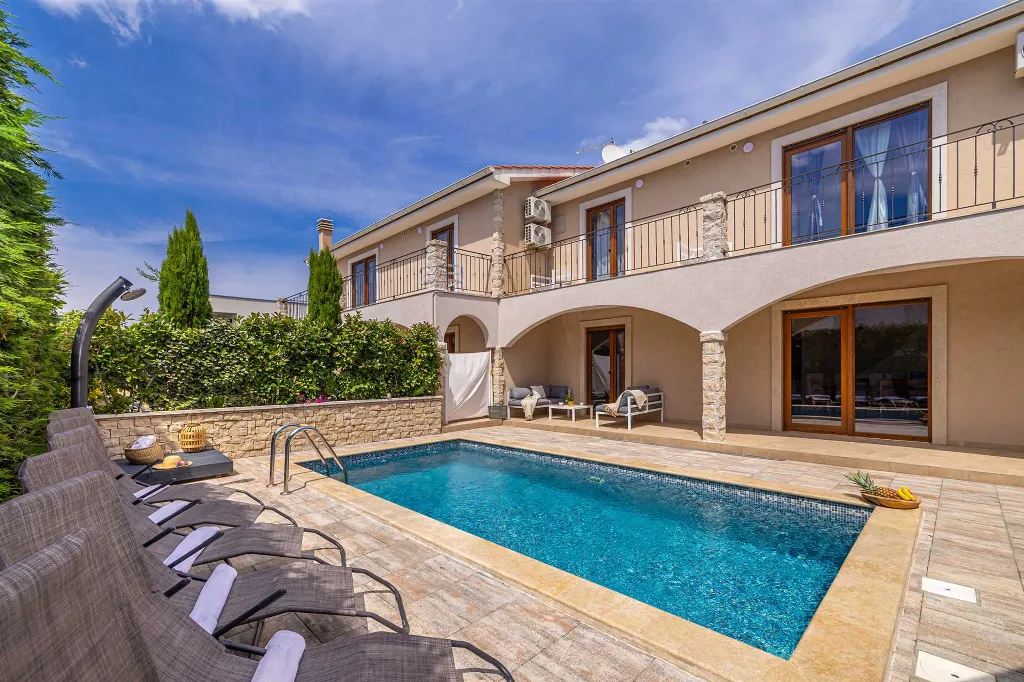 Four-Bedroom House in Linardići for 8 Guests