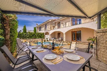 Four-Bedroom House in Linardići for 8 Guests