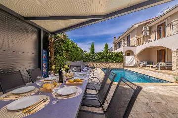 Four-Bedroom House in Linardići for 8 Guests