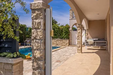 Four-Bedroom House in Linardići for 8 Guests