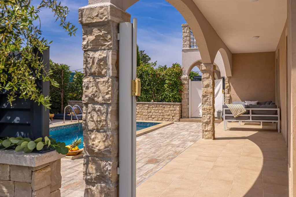 Four-Bedroom House in Linardići for 8 Guests