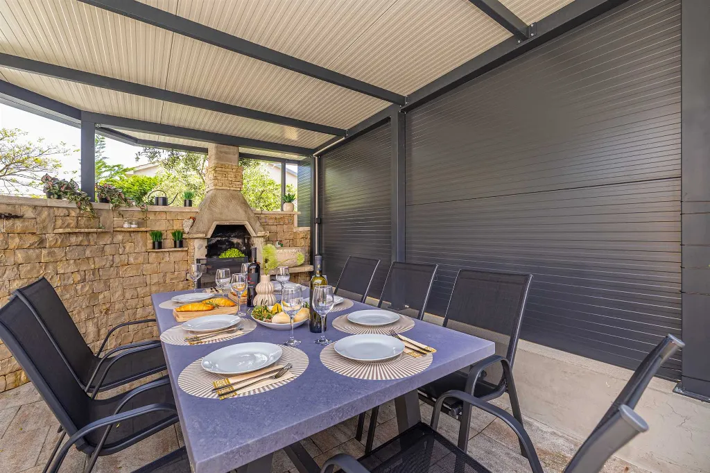 Four-Bedroom House in Linardići for 8 Guests