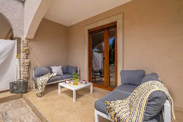 Four-Bedroom House in Linardići for 8 Guests