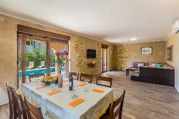 Four-Bedroom House in Linardići for 8 Guests