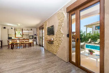 Four-Bedroom House in Linardići for 8 Guests