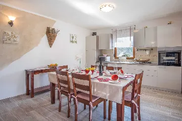 Four-Bedroom House in Linardići for 8 Guests