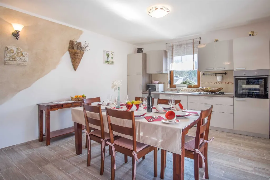 Four-Bedroom House in Linardići for 8 Guests