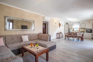 Four-Bedroom House in Linardići for 8 Guests