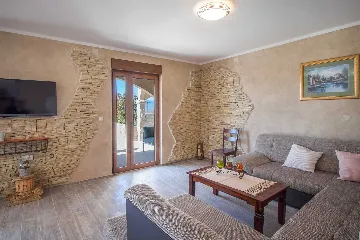 Four-Bedroom House in Linardići for 8 Guests