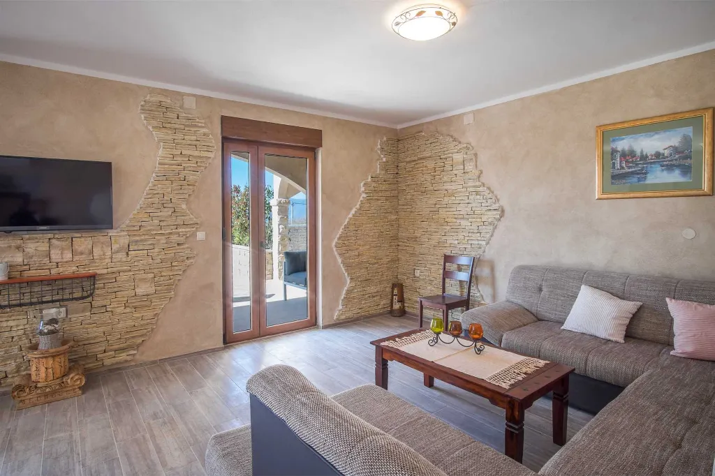 Four-Bedroom House in Linardići for 8 Guests