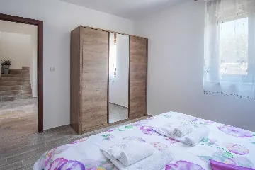 Four-Bedroom House in Linardići for 8 Guests