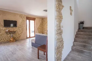Four-Bedroom House in Linardići for 8 Guests