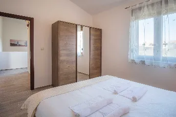 Four-Bedroom House in Linardići for 8 Guests