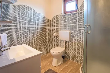 Four-Bedroom House in Linardići for 8 Guests