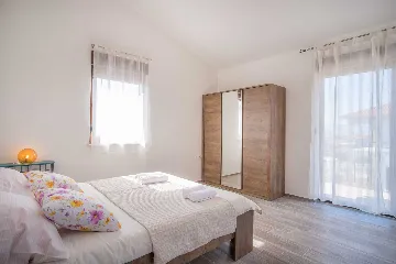 Four-Bedroom House in Linardići for 8 Guests