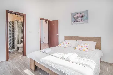 Four-Bedroom House in Linardići for 8 Guests