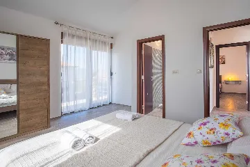 Four-Bedroom House in Linardići for 8 Guests