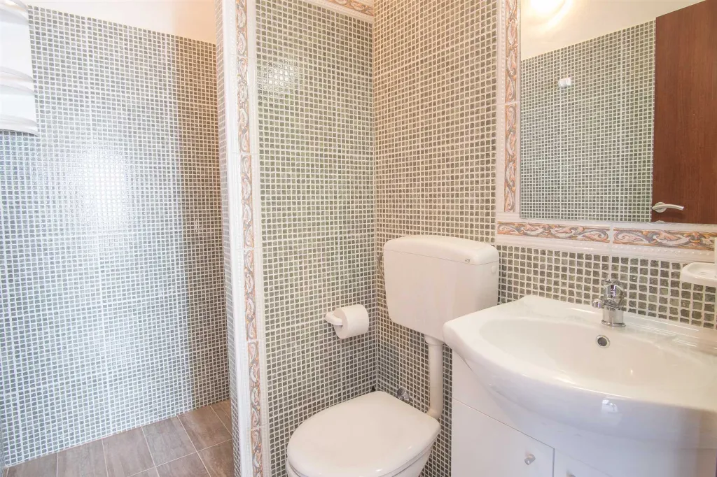 Four-Bedroom House in Linardići for 8 Guests