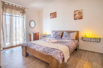 Four-Bedroom House in Linardići for 8 Guests