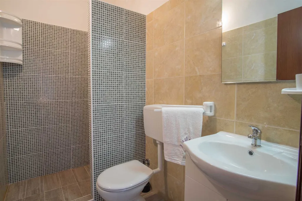 Four-Bedroom House in Linardići for 8 Guests