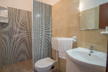 Four-Bedroom House in Linardići for 8 Guests