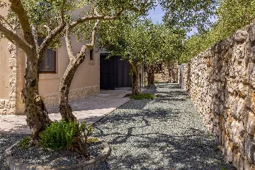 Four-Bedroom House in Linardići for 8 Guests
