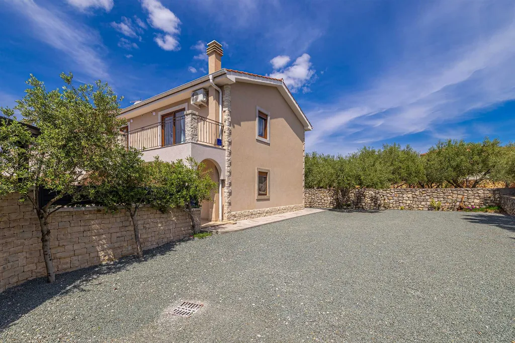 Four-Bedroom House in Linardići for 8 Guests