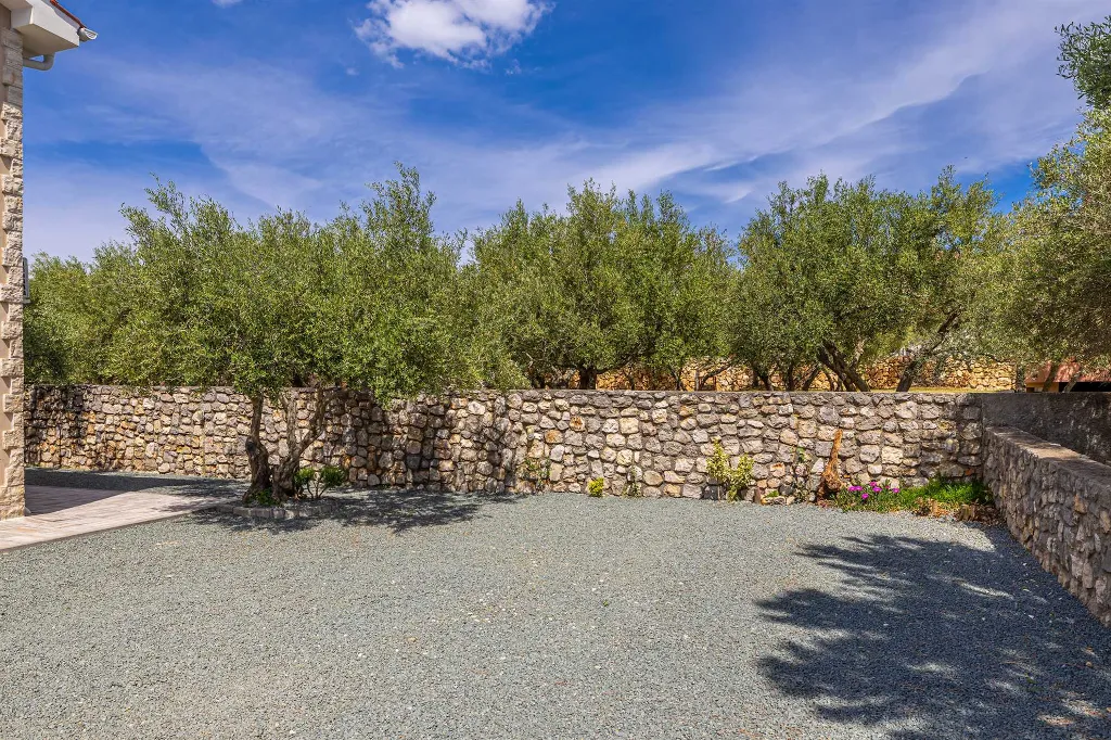 Four-Bedroom House in Linardići for 8 Guests