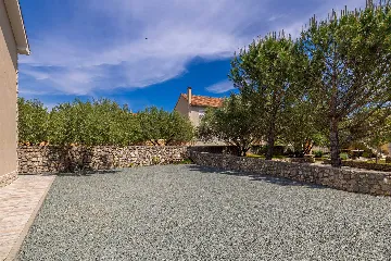 Four-Bedroom House in Linardići for 8 Guests