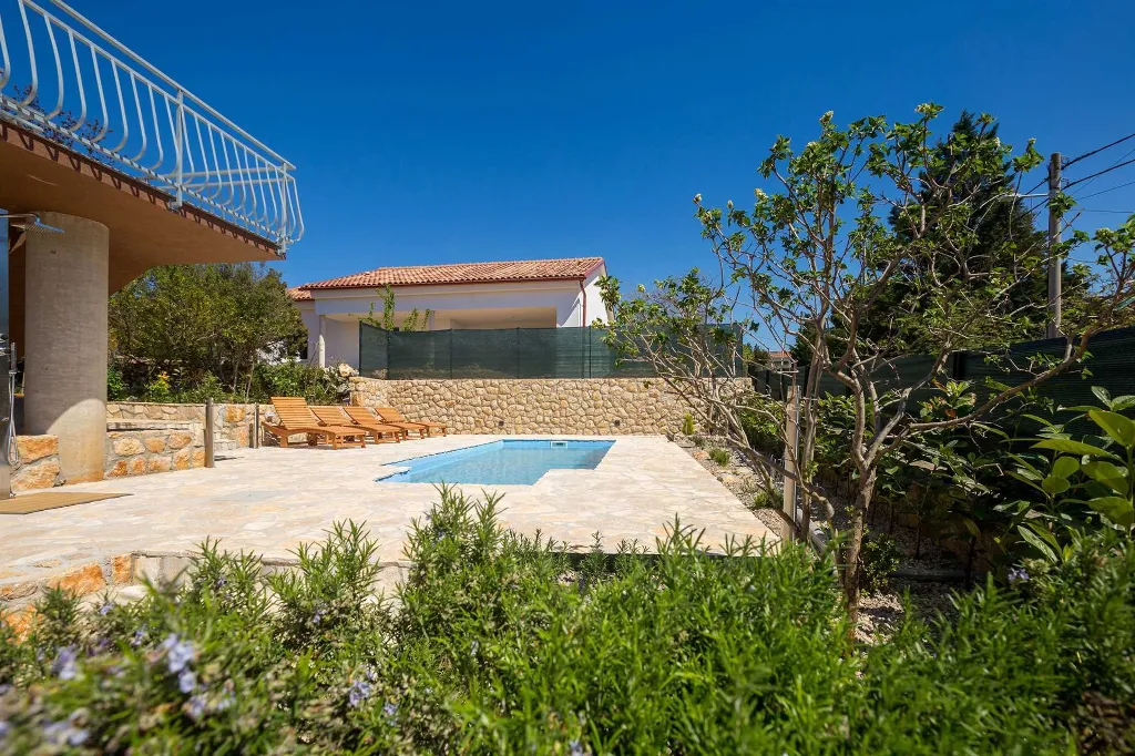 House in Pinezići for up to 6 guests with Jacuzzi