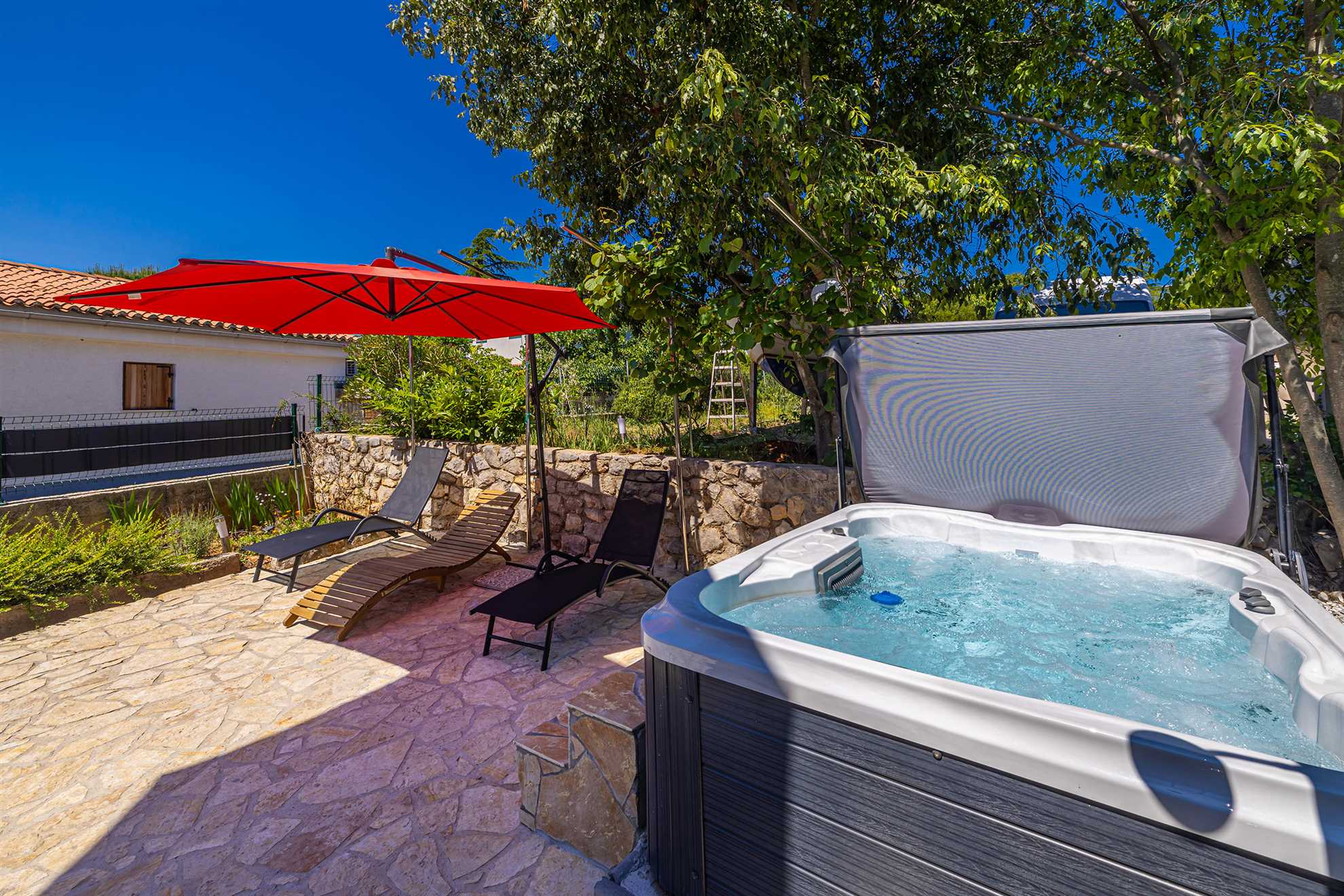 Ferienhaus MICHAEL mit Gemeinschaftspool und privatem Whirlpool