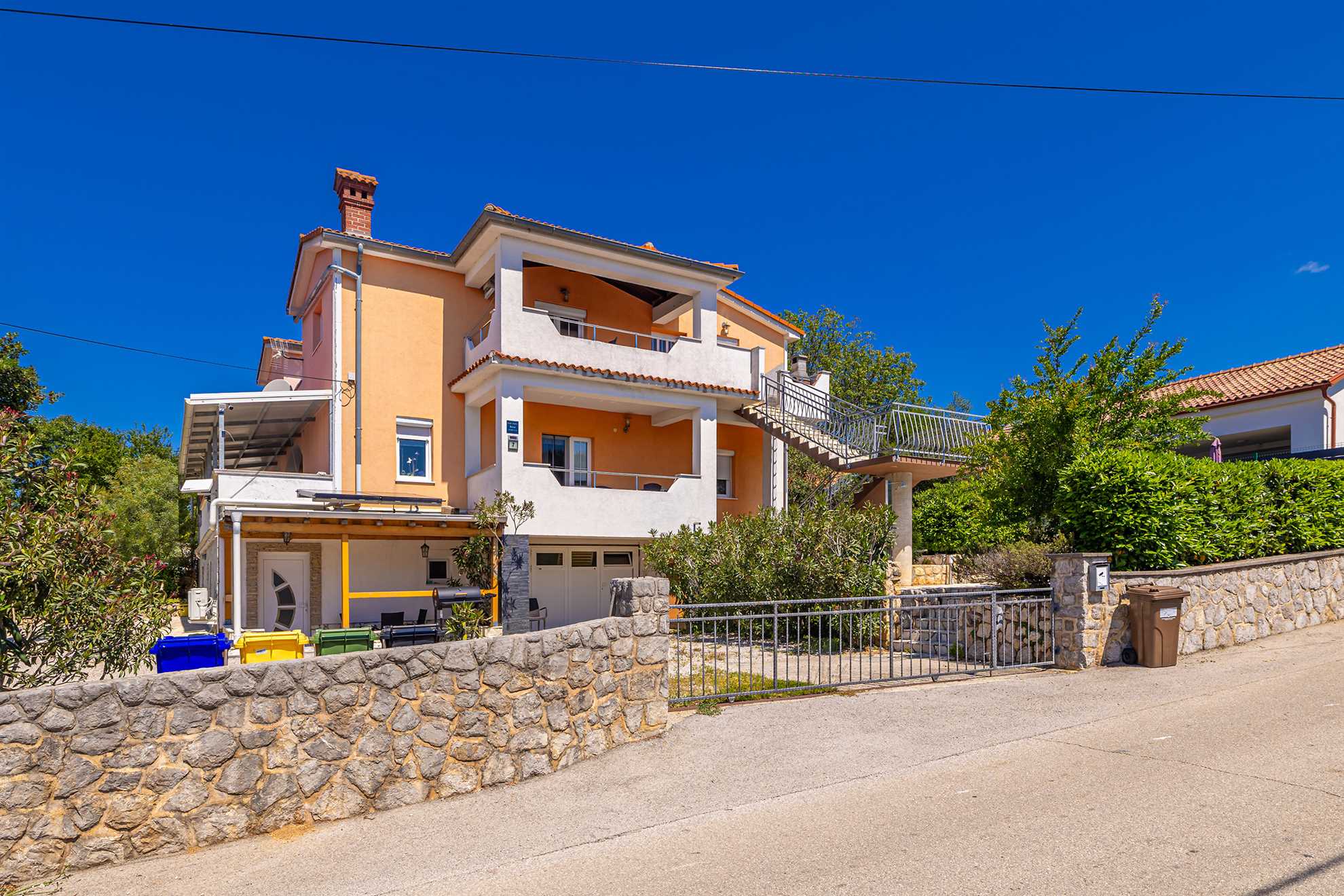 Apartman JENNY 1 s bazenom i pogledom na more