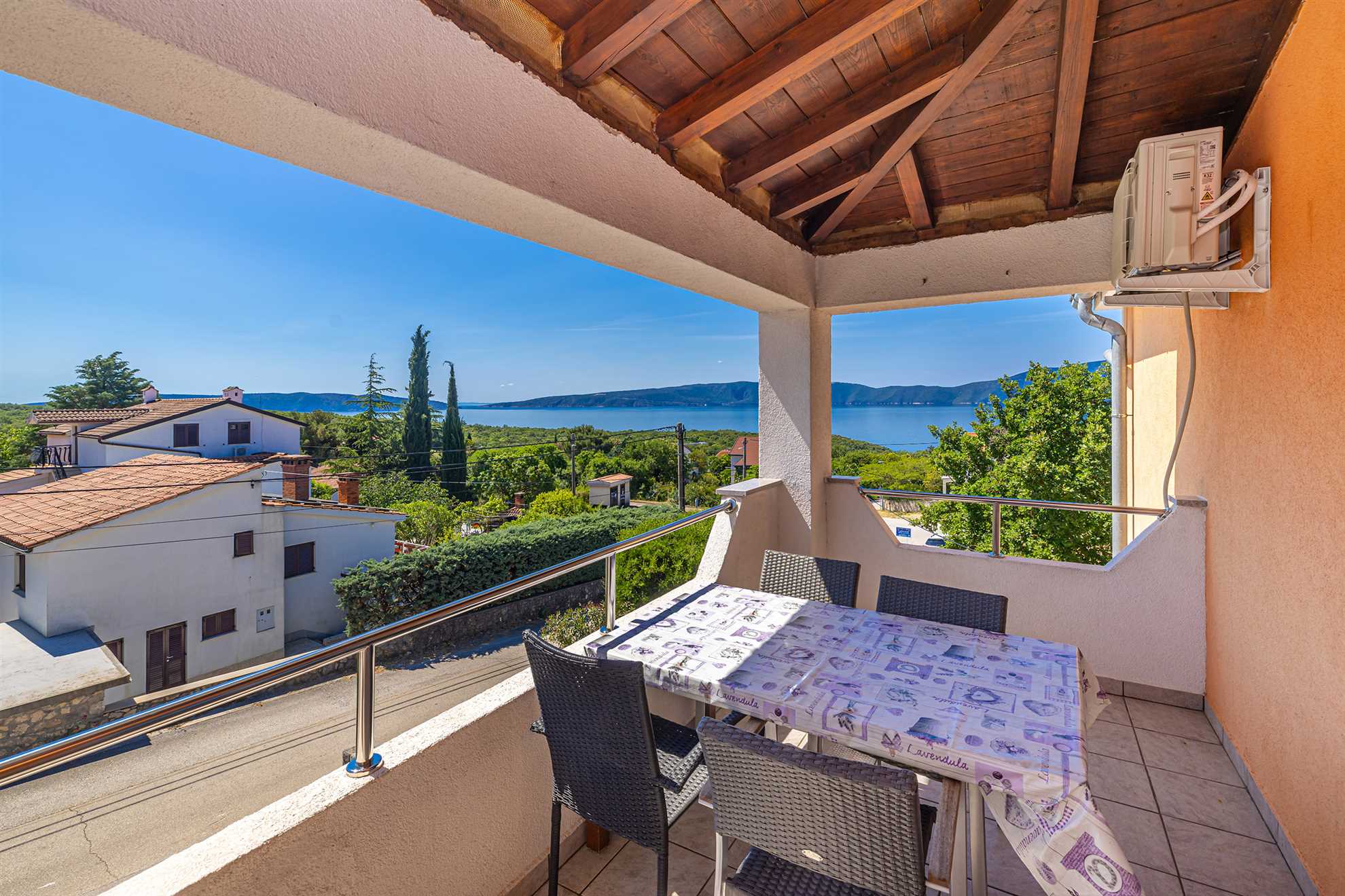Apartman JENNY 1 s bazenom i pogledom na more
