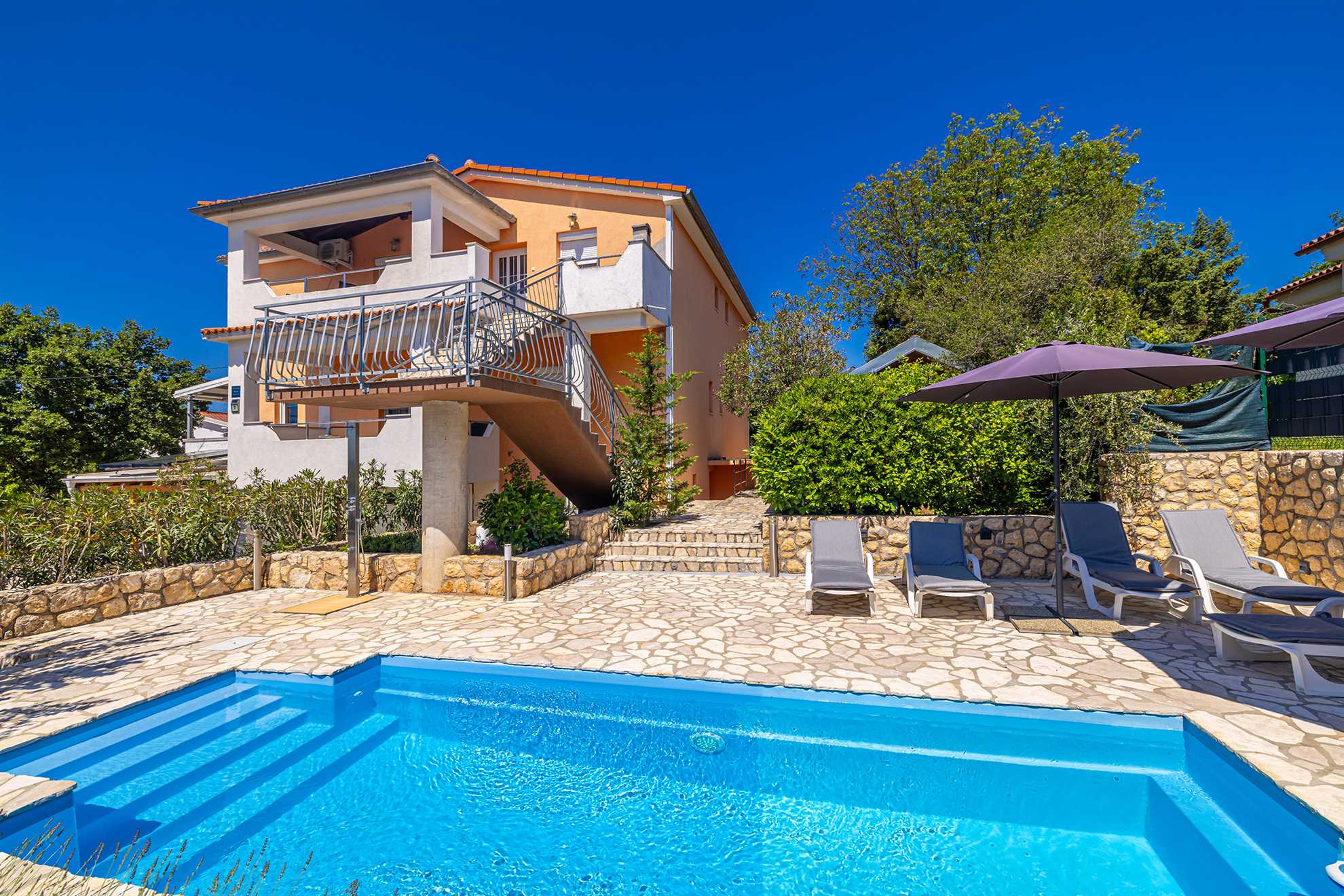 Apartman JENNY 1 s bazenom i pogledom na more