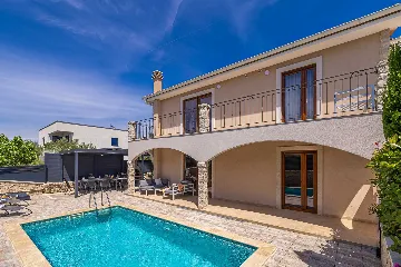 4-Bedroom House in Linardići for up to 8 Guests