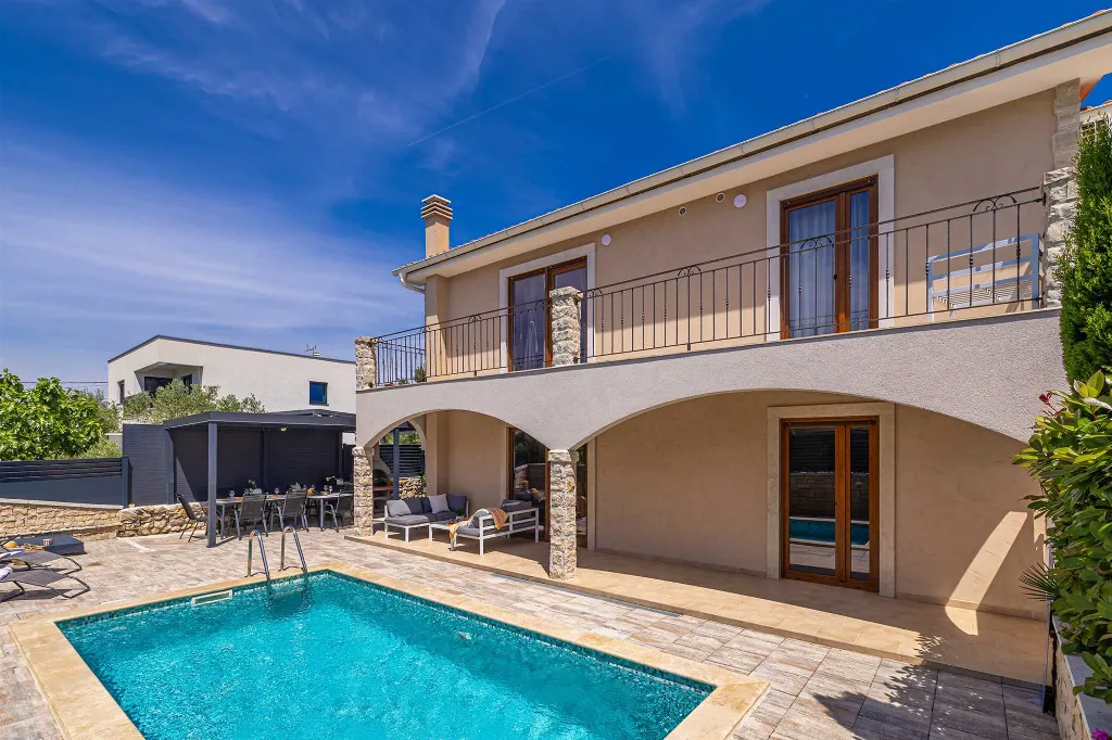 4-Bedroom House in Linardići for up to 8 Guests