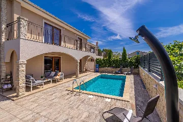4-Bedroom House in Linardići for up to 8 Guests