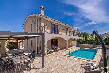 4-Bedroom House in Linardići for up to 8 Guests