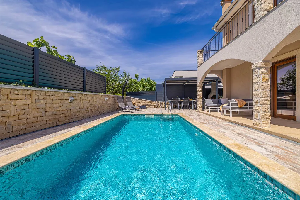 4-Bedroom House in Linardići for up to 8 Guests