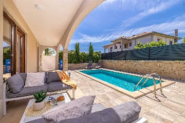 4-Bedroom House in Linardići for up to 8 Guests