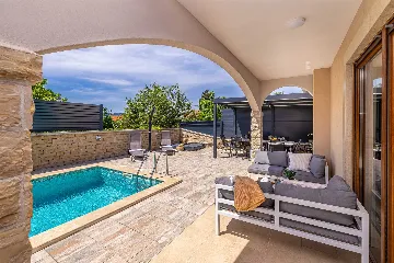 4-Bedroom House in Linardići for up to 8 Guests