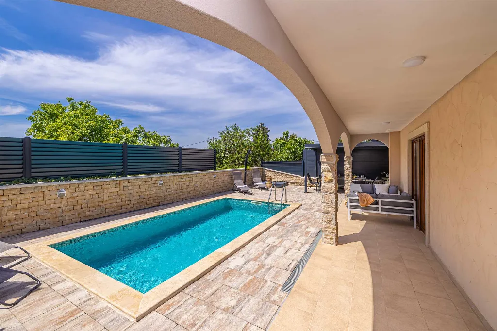 4-Bedroom House in Linardići for up to 8 Guests