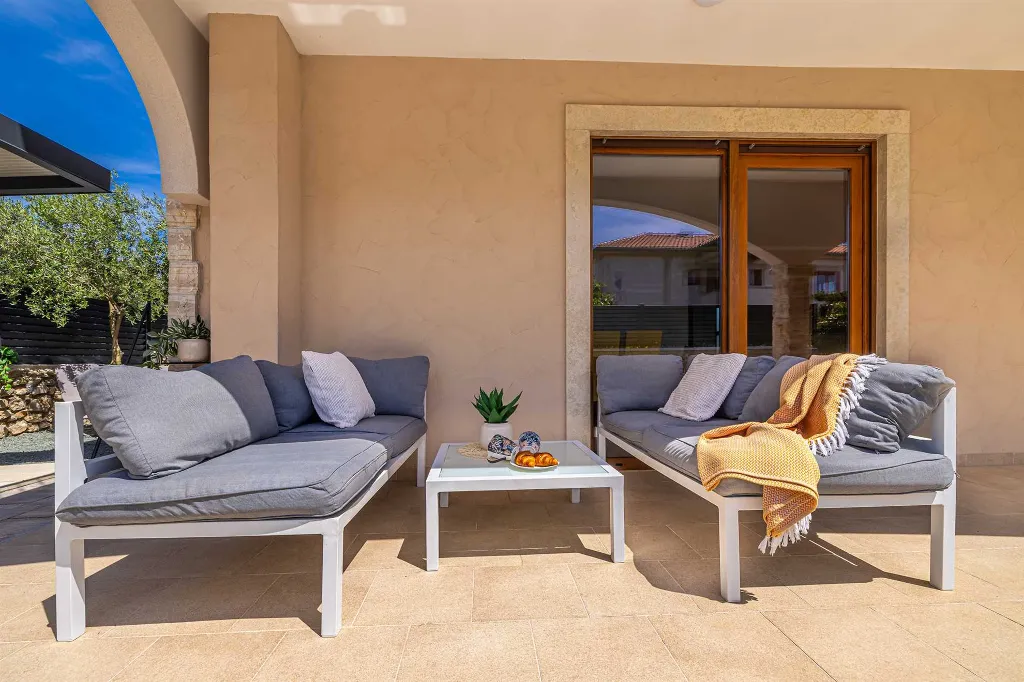 4-Bedroom House in Linardići for up to 8 Guests